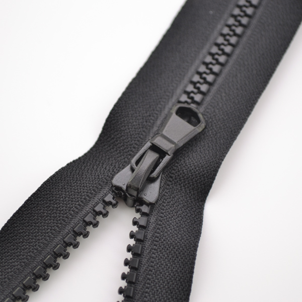 Zip Sarah kostěný dělitelný 5mm - černá 40 cm